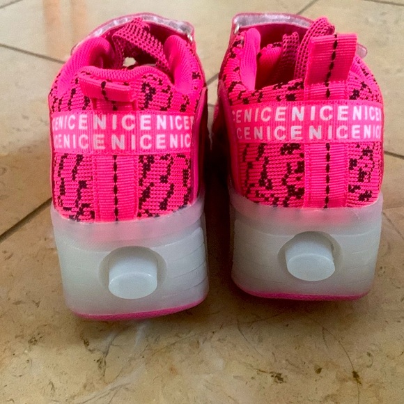 Aimoge Heelys-type of light up Roller Shoes EUC - Picture 5 of 10